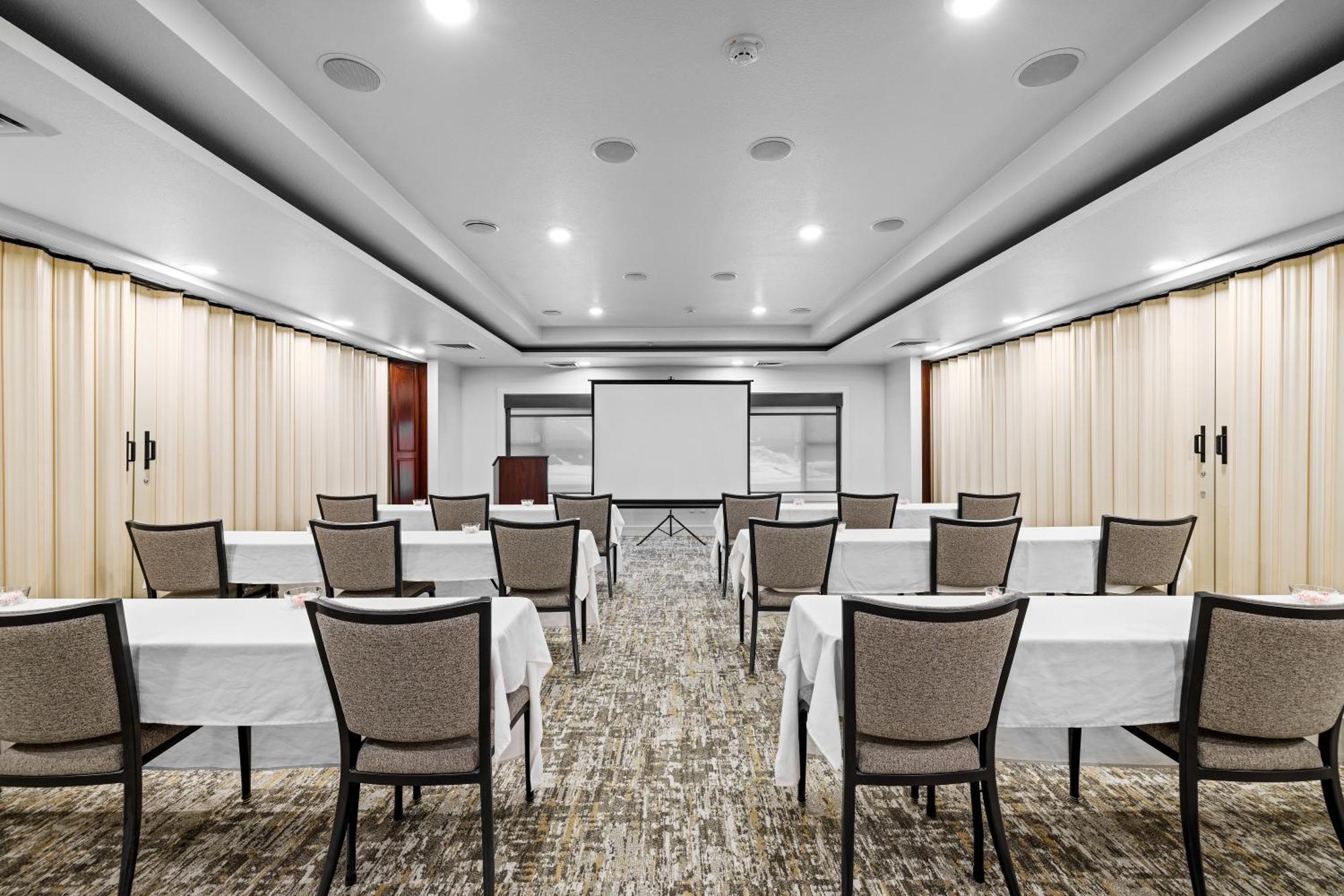 מק'קול The Evergreen Hotel מראה חיצוני תמונה